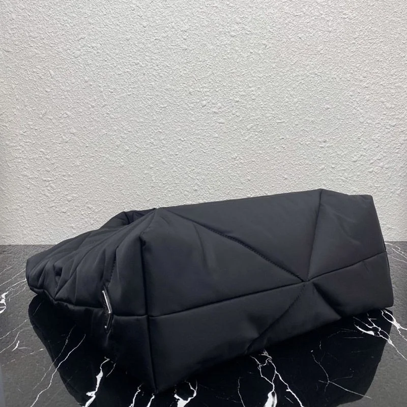 一目惚れ♪【プラダ】パデッド Re Nylon コピートートバッグ リナイロン★VERY雑誌付録 puh73084