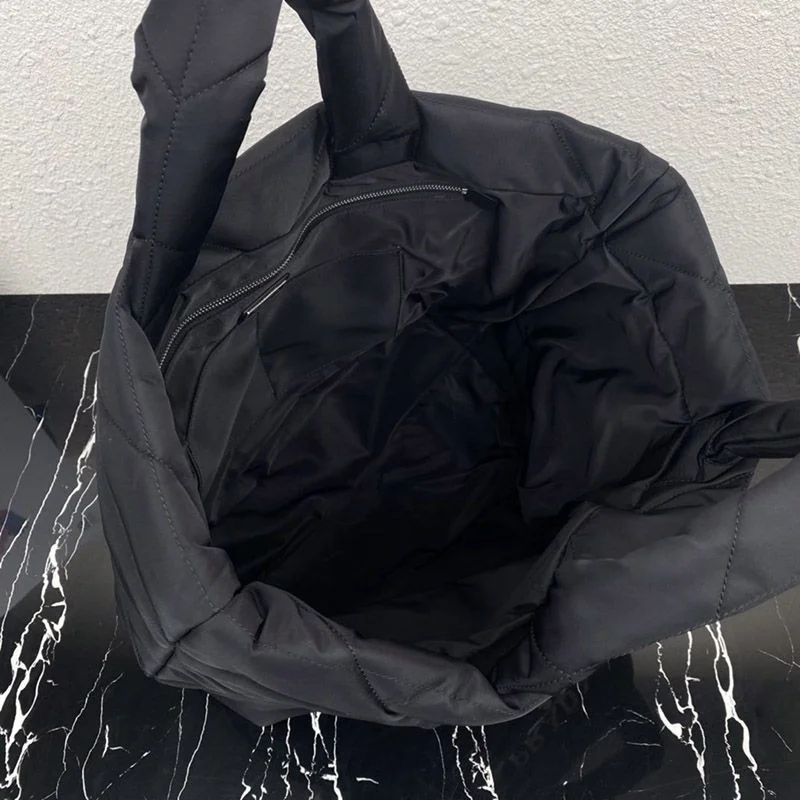 一目惚れ♪【プラダ】パデッド Re Nylon コピートートバッグ リナイロン★VERY雑誌付録 puh73084