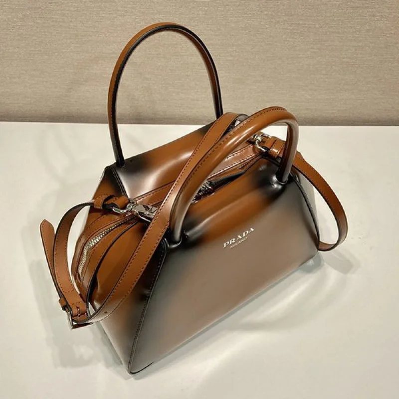 入手困難プラダ スモール ブラッシュドレザー ハンドバッグ 偽物 puh97622