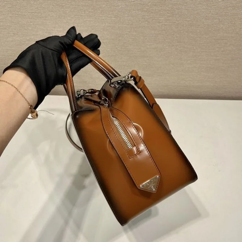 入手困難プラダ スモール ブラッシュドレザー ハンドバッグ 偽物 puh97622