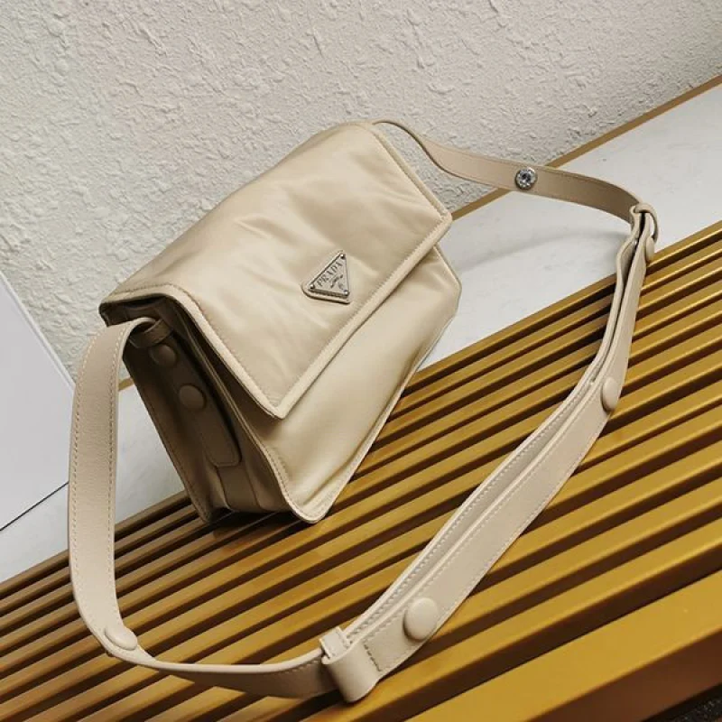人気急上昇プラダ コピー☆パッド入りフラップバッグ Re-Nylon ジッパーポケット pui44266