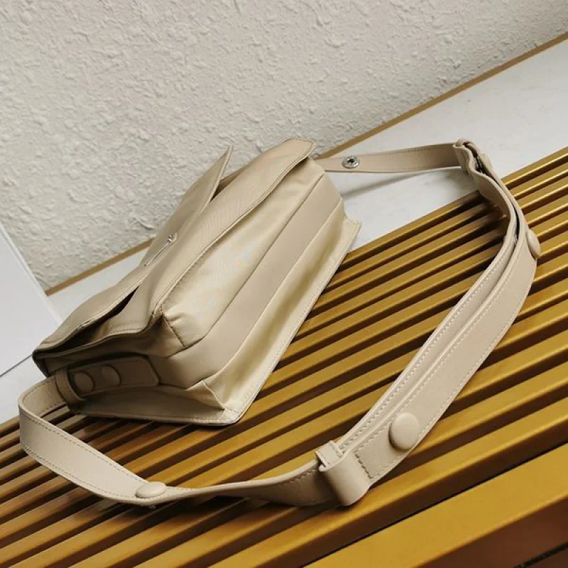 人気急上昇プラダ コピー☆パッド入りフラップバッグ Re-Nylon ジッパーポケット pui44266