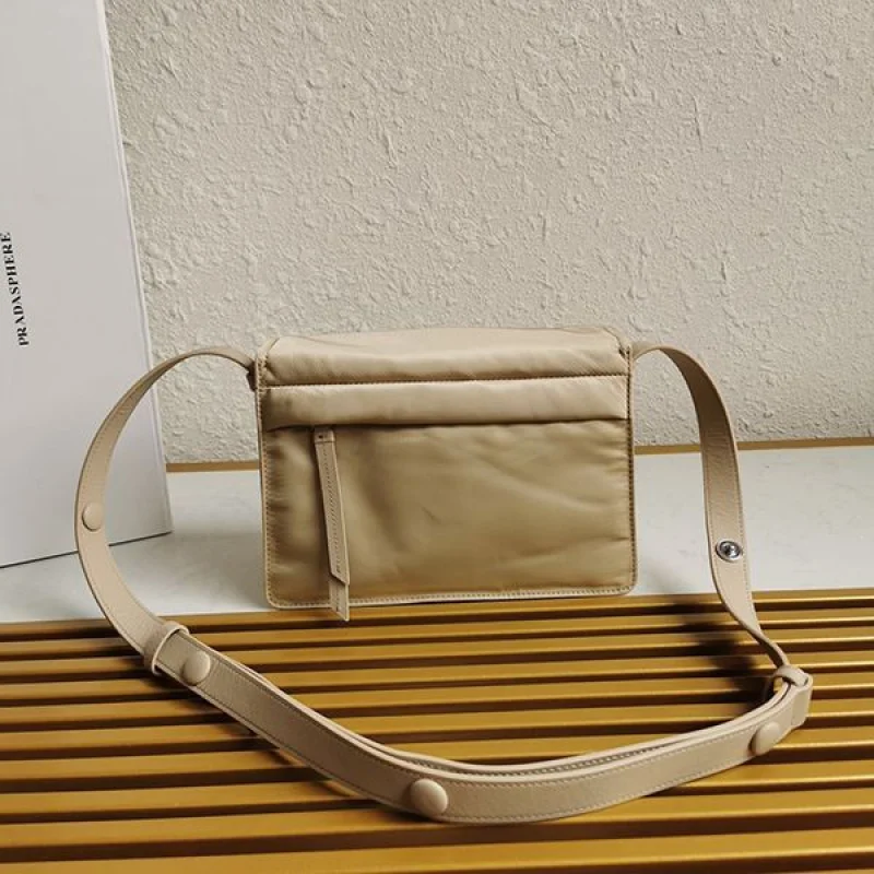 人気急上昇プラダ コピー☆パッド入りフラップバッグ Re-Nylon ジッパーポケット pui44266