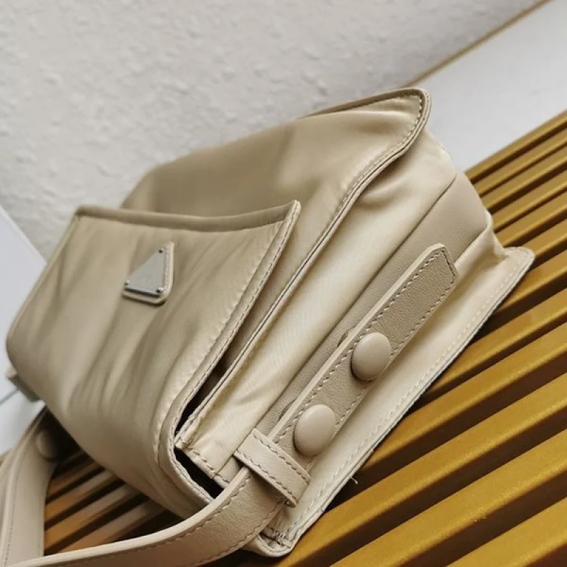 人気急上昇プラダ コピー☆パッド入りフラップバッグ Re-Nylon ジッパーポケット pui44266