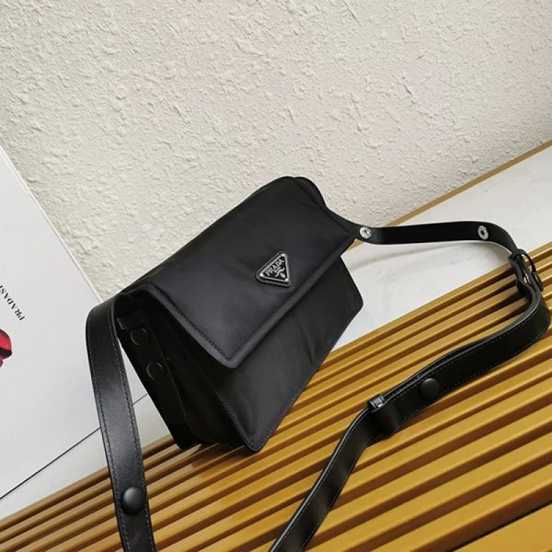 完売必至プラダ パッド入りフラップバッグ コピー Re-Nylon ジッパーポケット puk84432