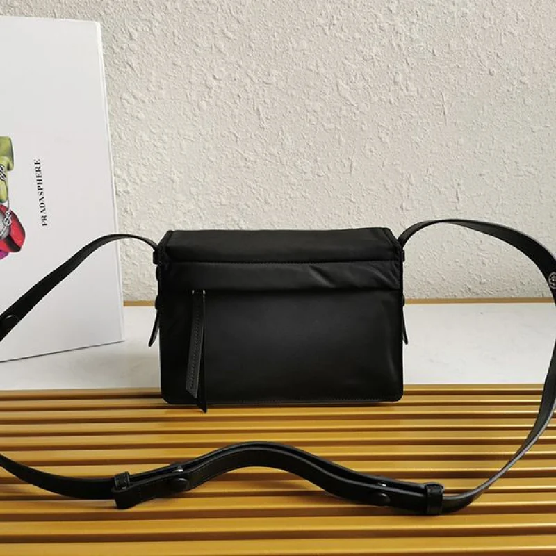完売必至プラダ パッド入りフラップバッグ コピー Re-Nylon ジッパーポケット puk84432