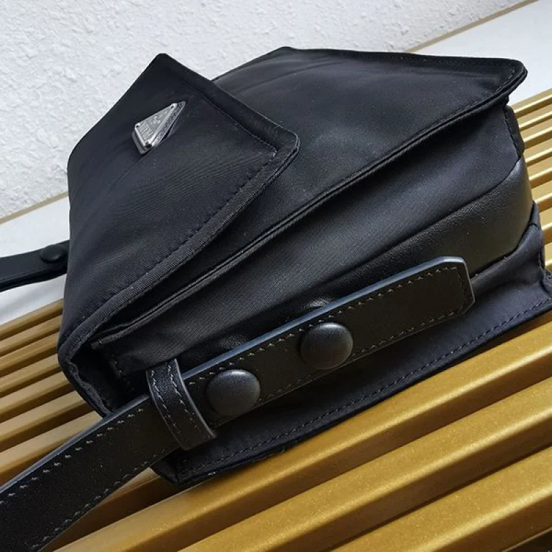 完売必至プラダ パッド入りフラップバッグ コピー Re-Nylon ジッパーポケット puk84432