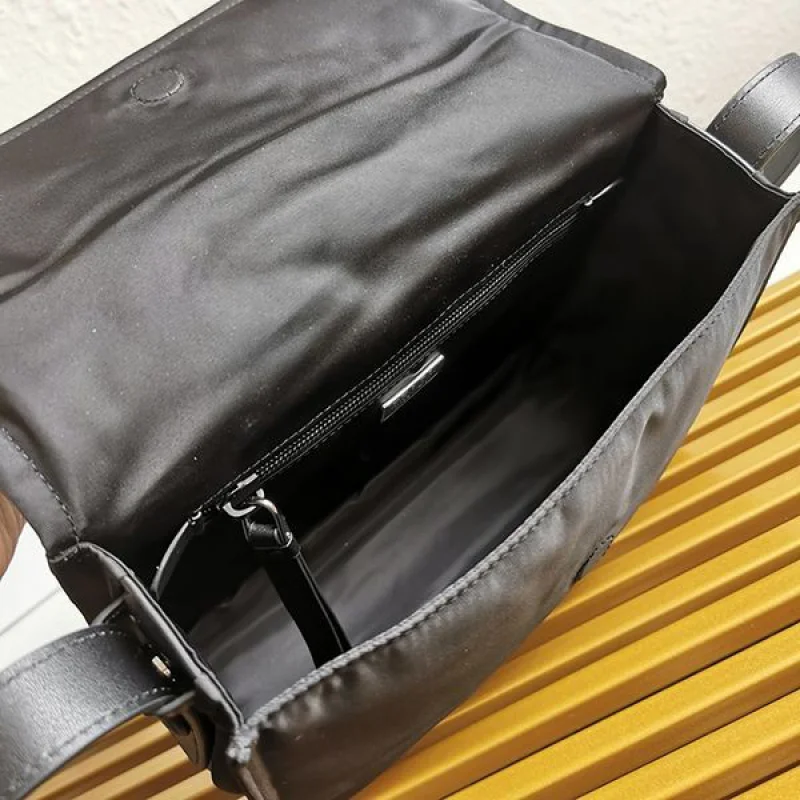 完売必至プラダ パッド入りフラップバッグ コピー Re-Nylon ジッパーポケット puk84432