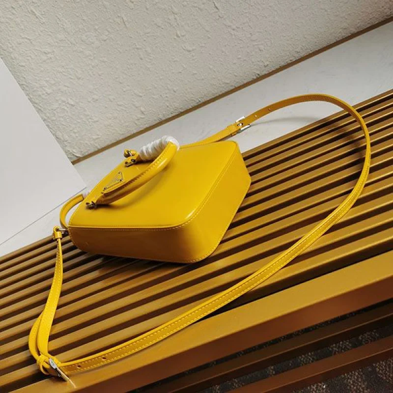日本未入荷【プラダ】スモール ブラッシュドレザー 偽物トートバッグ pul09666
