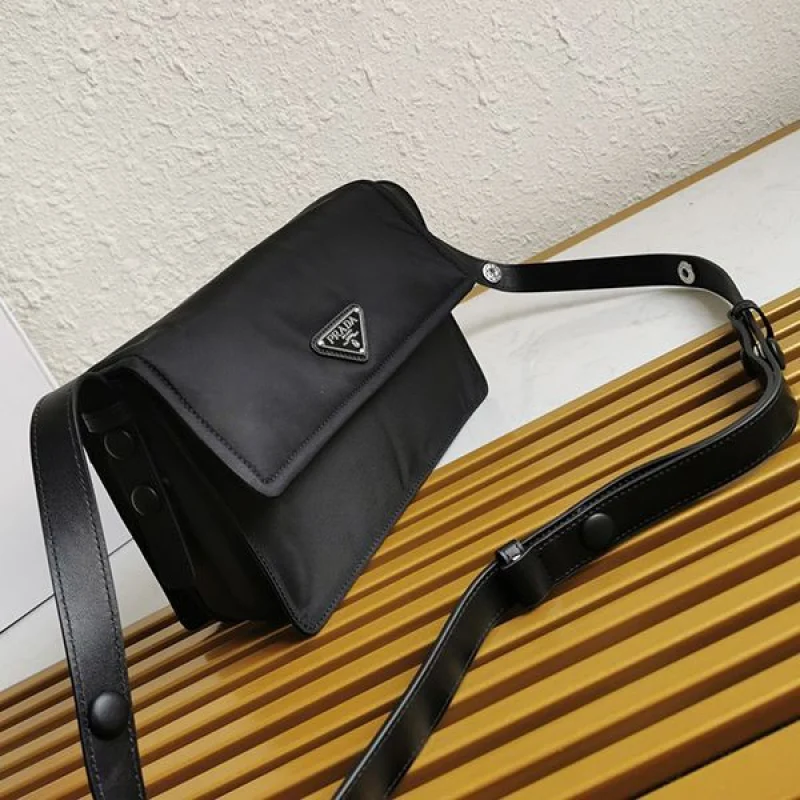 入手困難プラダ コピー☆パッド入りフラップバッグ Re-Nylon ジッパーポケット pul66574