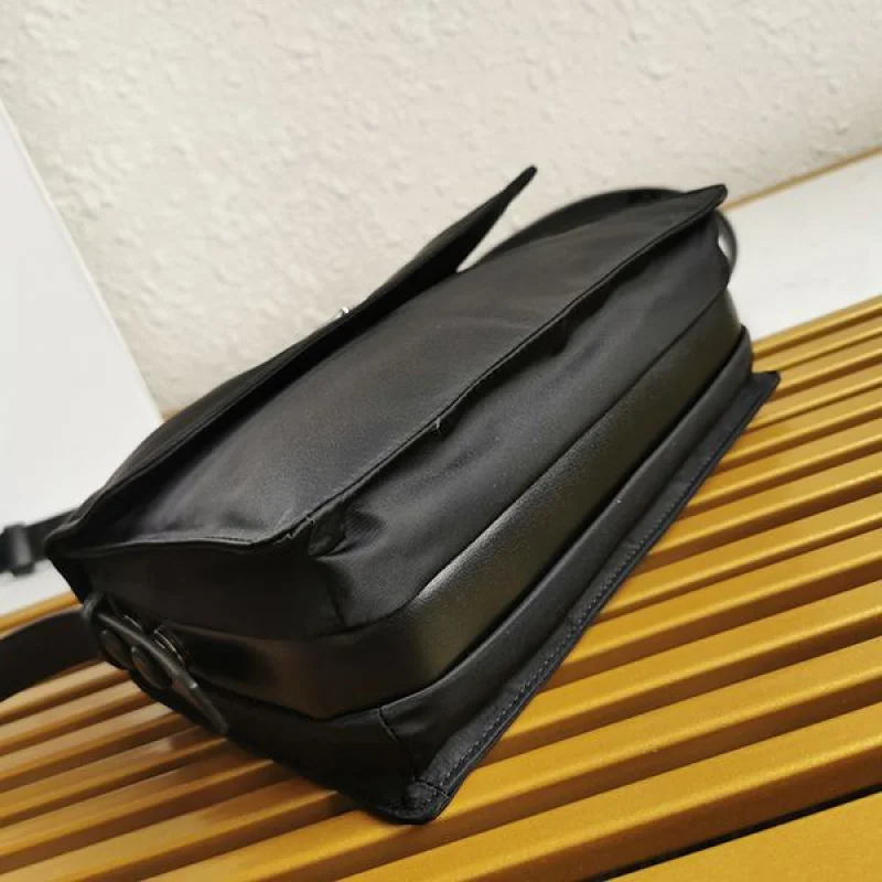入手困難プラダ コピー☆パッド入りフラップバッグ Re-Nylon ジッパーポケット pul66574