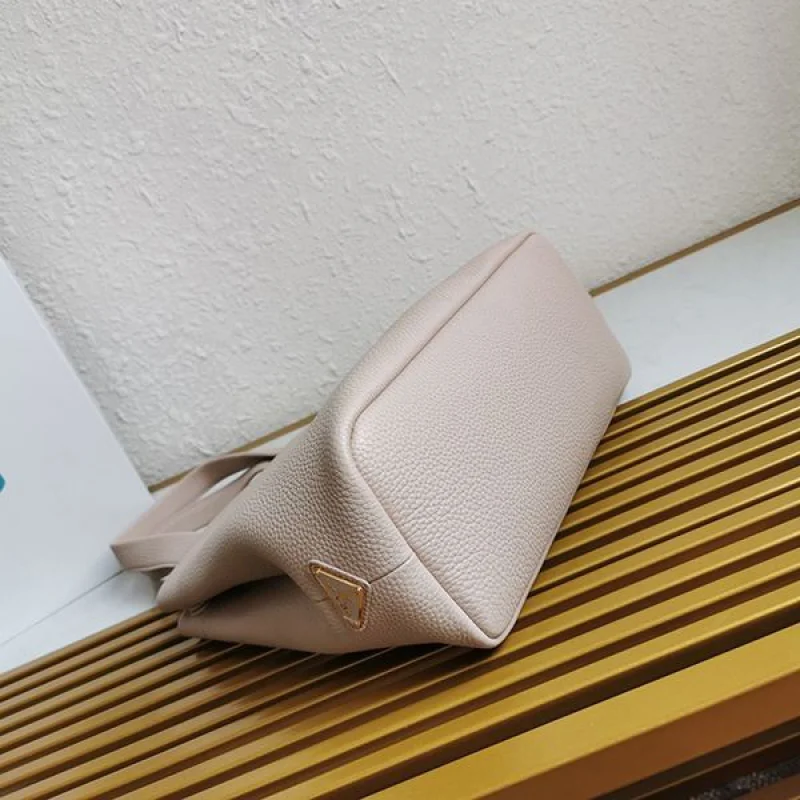 送料込プラダ ミディアム レザー ロゴ トートバッグ 偽物 pun75323