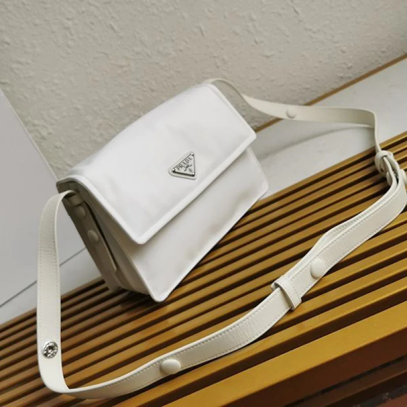 超話題!プラダ 偽物☆パッド入りフラップバッグ Re-Nylon ジッパーポケット put60471