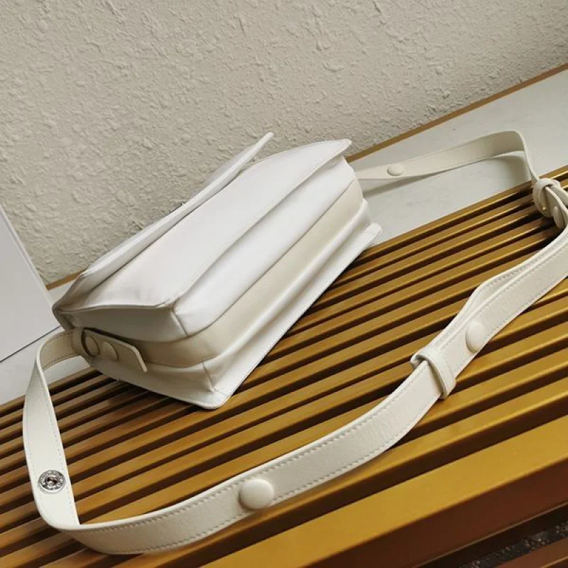 超話題!プラダ 偽物☆パッド入りフラップバッグ Re-Nylon ジッパーポケット put60471
