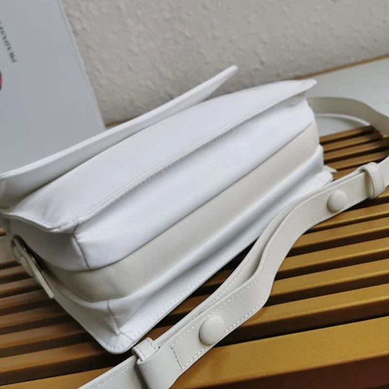 超話題!プラダ 偽物☆パッド入りフラップバッグ Re-Nylon ジッパーポケット put60471