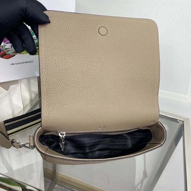 希少 プラダ レタリングロゴ レザー ショルダーバッグ コピー put87570