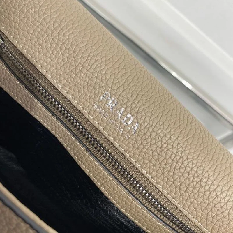 希少 プラダ レタリングロゴ レザー ショルダーバッグ コピー put87570