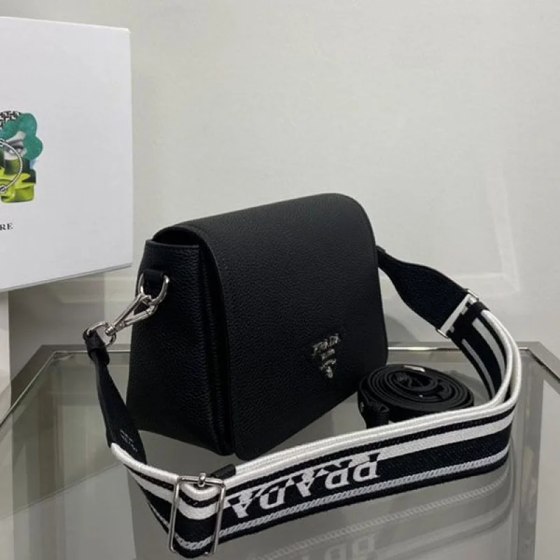 送料込 プラダ レタリングロゴ レザー ショルダーバッグ 偽物 puv15804