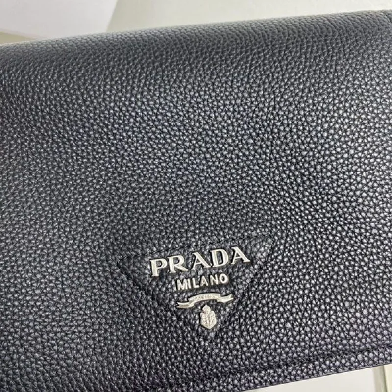 送料込 プラダ レタリングロゴ レザー ショルダーバッグ 偽物 puv15804