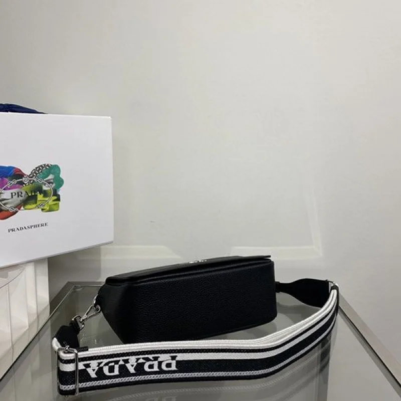 送料込 プラダ レタリングロゴ レザー ショルダーバッグ 偽物 puv15804