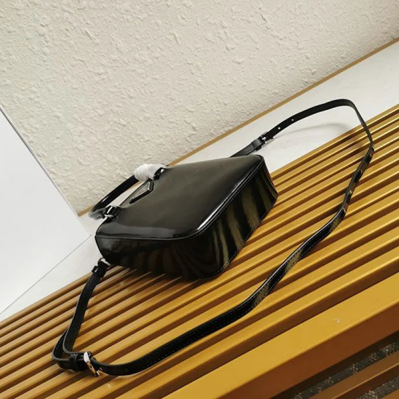 21-22AW【プラダ】スモール ブラッシュドレザー コピー トートバッグ puv49051