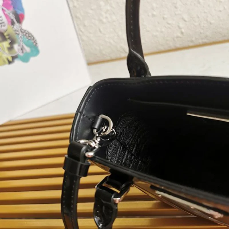 21-22AW【プラダ】スモール ブラッシュドレザー コピー トートバッグ puv49051