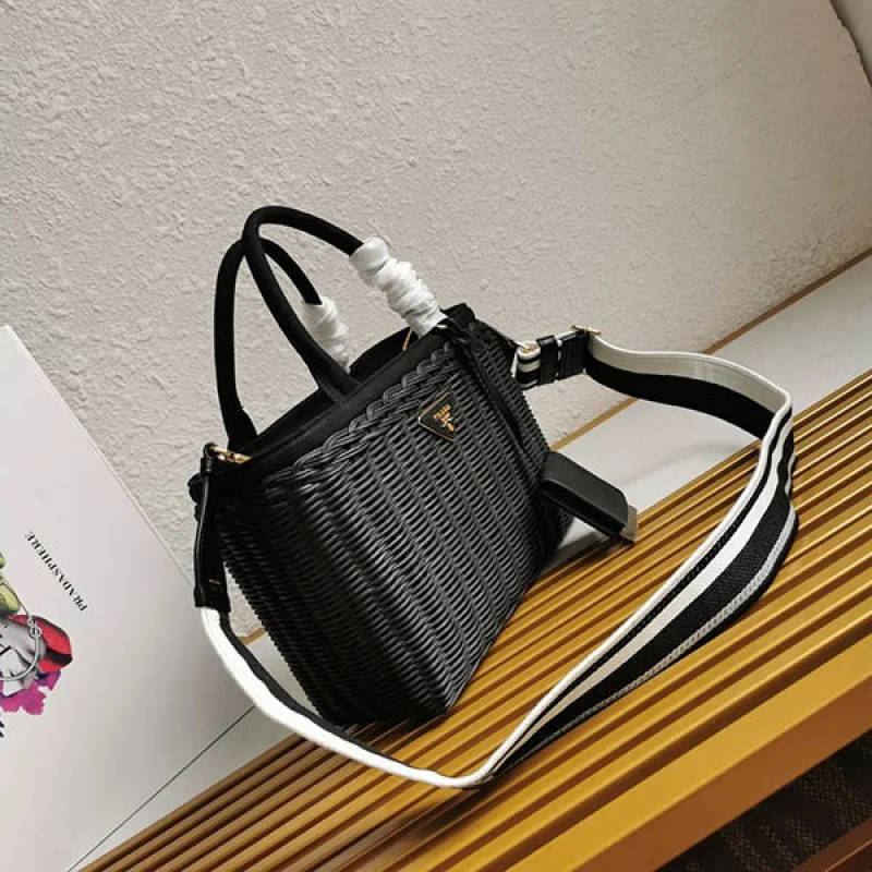 プラダ ウィッカーキャンバス かごバッグ 偽物 puw14407