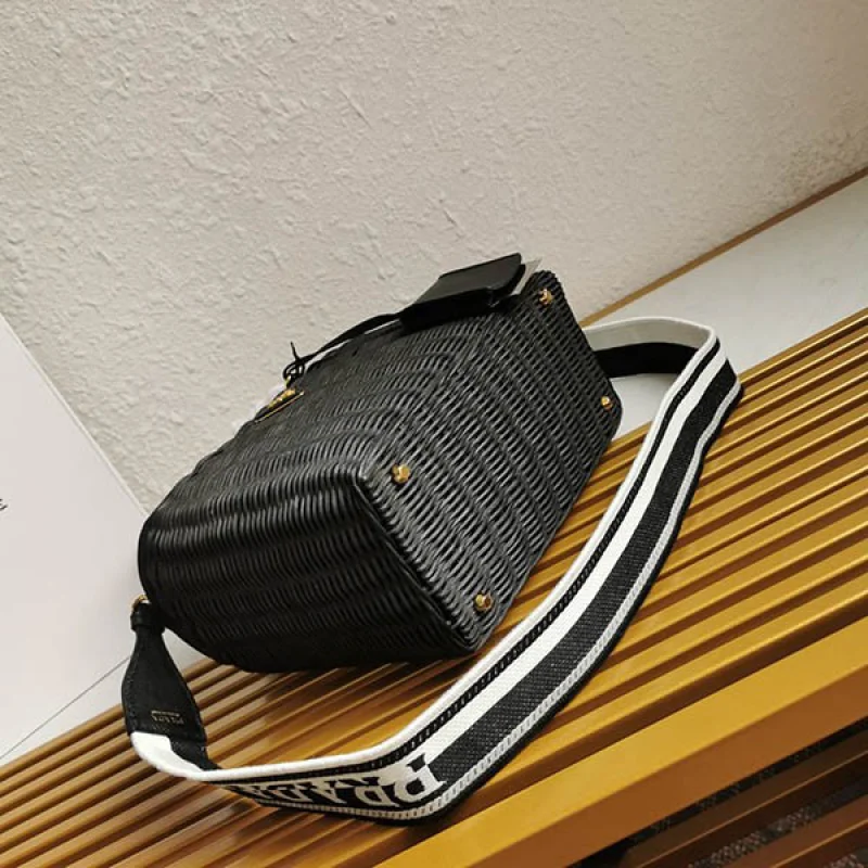 プラダ ウィッカーキャンバス かごバッグ 偽物 puw14407