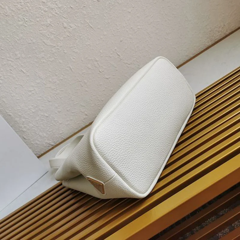 ☆超人気☆プラダ ミディアム レザー ロゴ トートバッグ 偽物 1BG384 puy99282