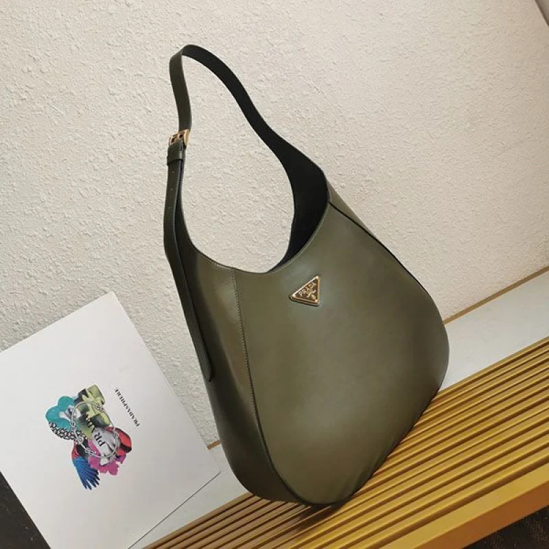 プラダトライアングルロゴ レザー ショルダーバッグ コピー puz84545