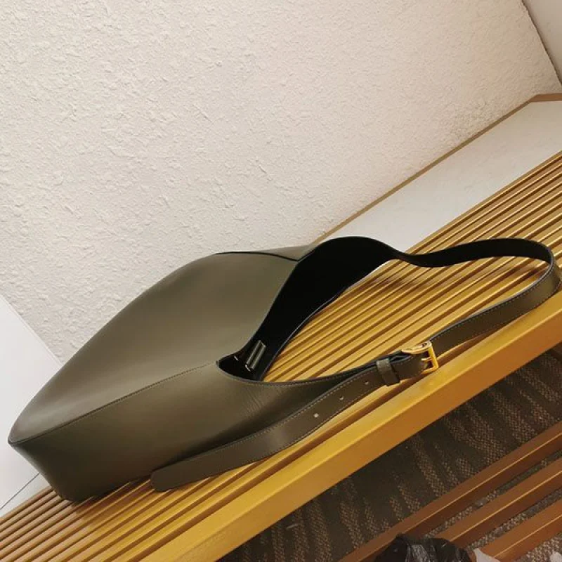 プラダトライアングルロゴ レザー ショルダーバッグ コピー puz84545