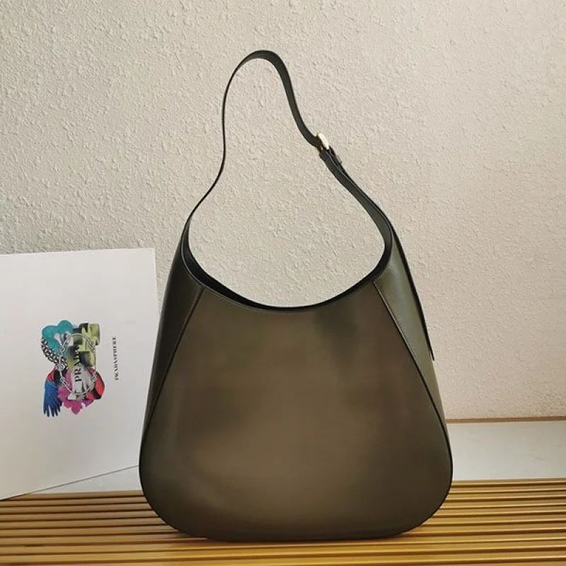 プラダトライアングルロゴ レザー ショルダーバッグ コピー puz84545