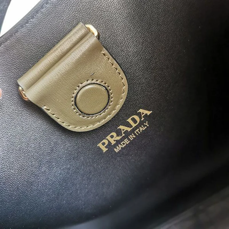 プラダトライアングルロゴ レザー ショルダーバッグ コピー puz84545