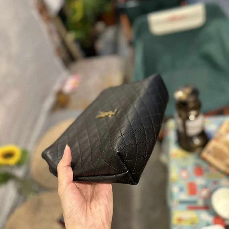 サンローラン* YSL 偽物 ステッチ チャーム付 コスメポーチ Sah88354