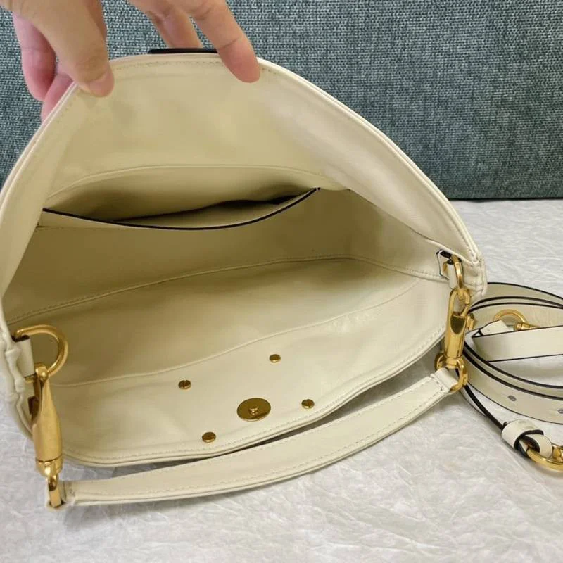大人気!可愛い ヴァレンティノ スタッズサイン ショルダーバッグ 偽物 Vua88852