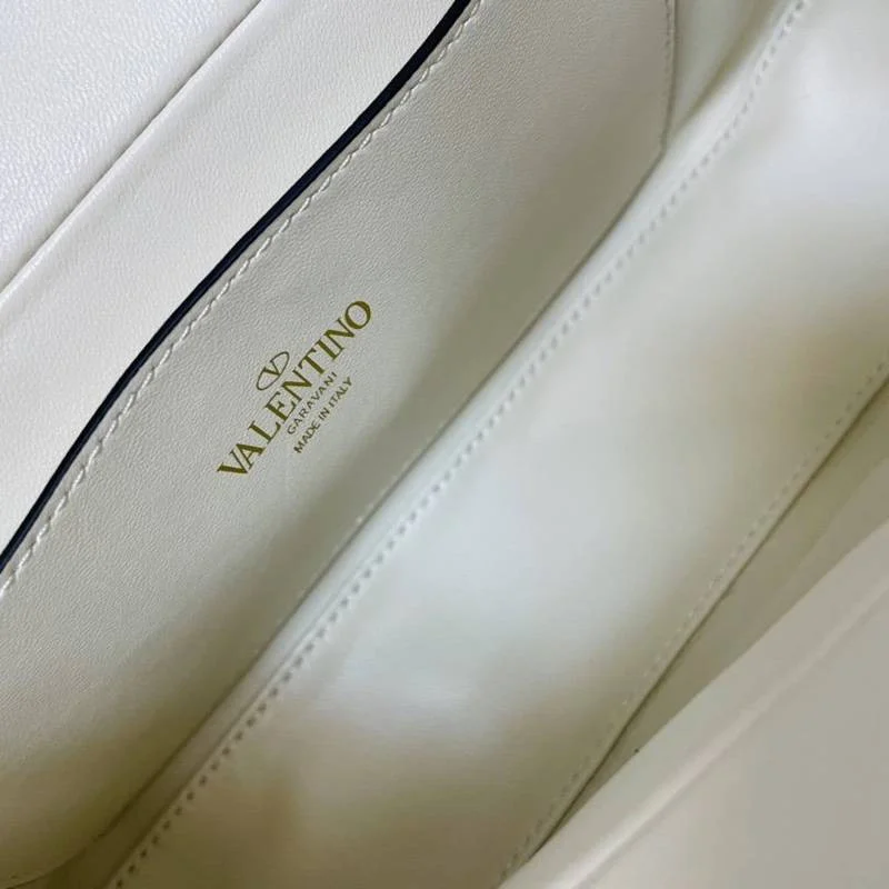 大人気!可愛い ヴァレンティノ スタッズサイン ショルダーバッグ 偽物 Vua88852