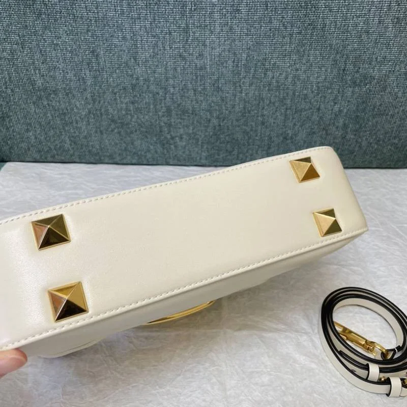 大人気!可愛い ヴァレンティノ スタッズサイン ショルダーバッグ 偽物 Vua88852