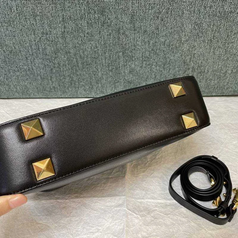 希少 高品質♪♪♪ヴァレンティノ スタッズサイン ショルダーバッグ偽物新作 Vui59809