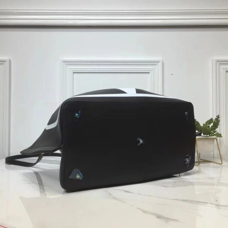 完売必至ヴァレンティノ トートバッグ 偽物 ガラヴァーニ Vロゴ エスケープ ミディアム バッグ Vup12861