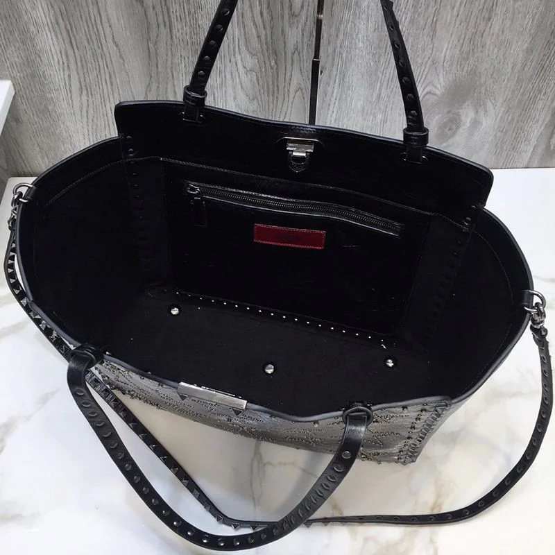 入手困難★ヴァレンティノ トートバッグ 偽物★ カーフスキン ミディアム ロックスタッドバッグ Vun89155