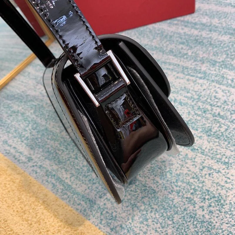 ヴァレンティノ ショルダーバッグ VEE レザー クロスボディバッグ Vup62946