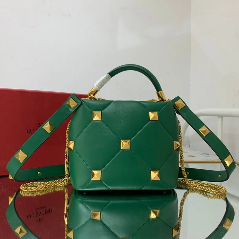 入手困難ヴァレンティノ ハンドバッグ 偽物 ROMAN STUD QUILTED Vuv61060