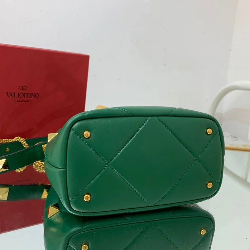 入手困難ヴァレンティノ ハンドバッグ 偽物 ROMAN STUD QUILTED Vuv61060