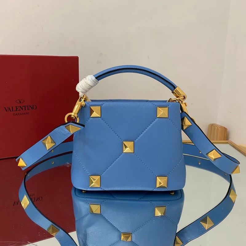入手困難ヴァレンティノ ハンドバッグ 偽物 ROMAN STUD QUILTED Vuv61060