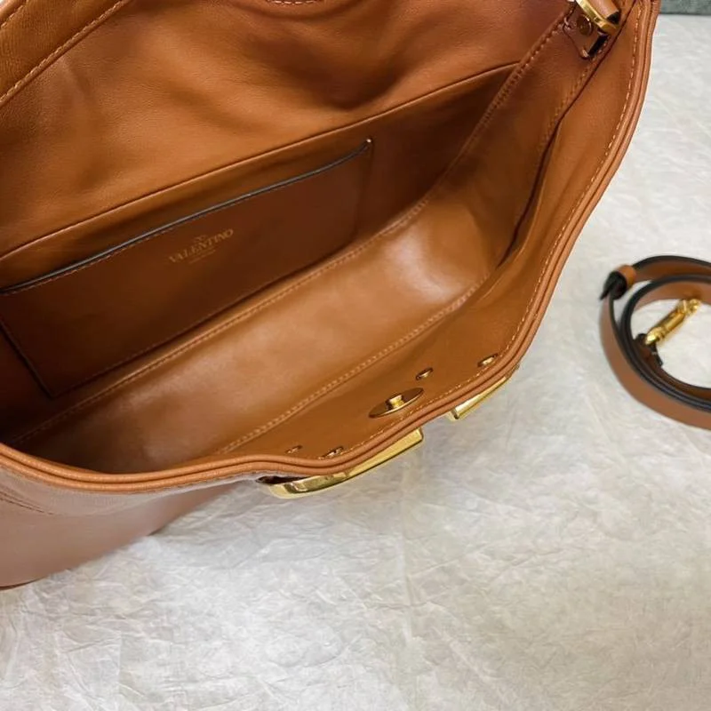 【人気商品】ヴァレンティノ スタッズサイン ショルダーバッグ コピー Vuw80750