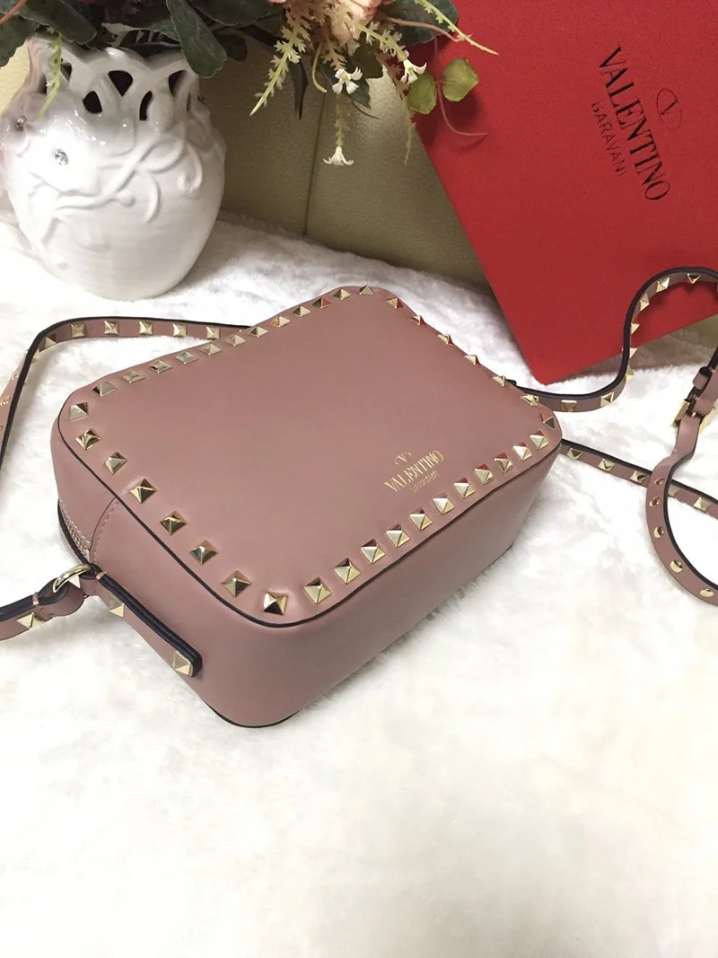 ★日本!!人気!ヴァレンティノ ショルダーバッグ 偽物 ハンドバッグ★ロックスタッズ Vuy67038