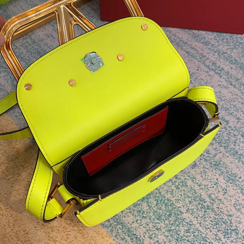 送料込ヴァレンティノ ショルダーバッグ コピー Vロゴ SUPERVEE レザー クロスボディバッグ Vuh72748
