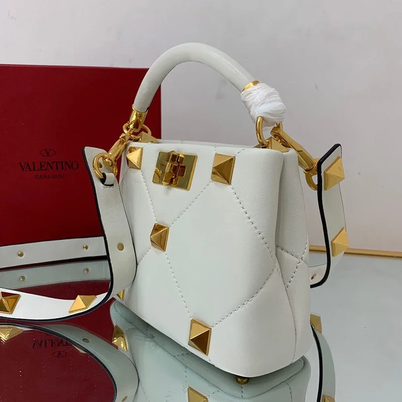 ★日本!!人気!ヴァレンティノ ハンドバッグ コピー ROMAN STUD QUILTED Vuz59113