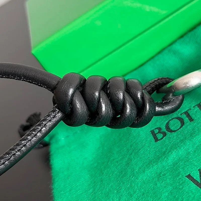 ボッテガヴェネタ コピー 組紐レザーキーリング bow76206