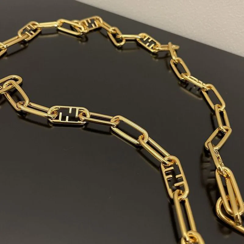 フェンディ ゴールドメタル コピー ショルダーストラップユー fej96895